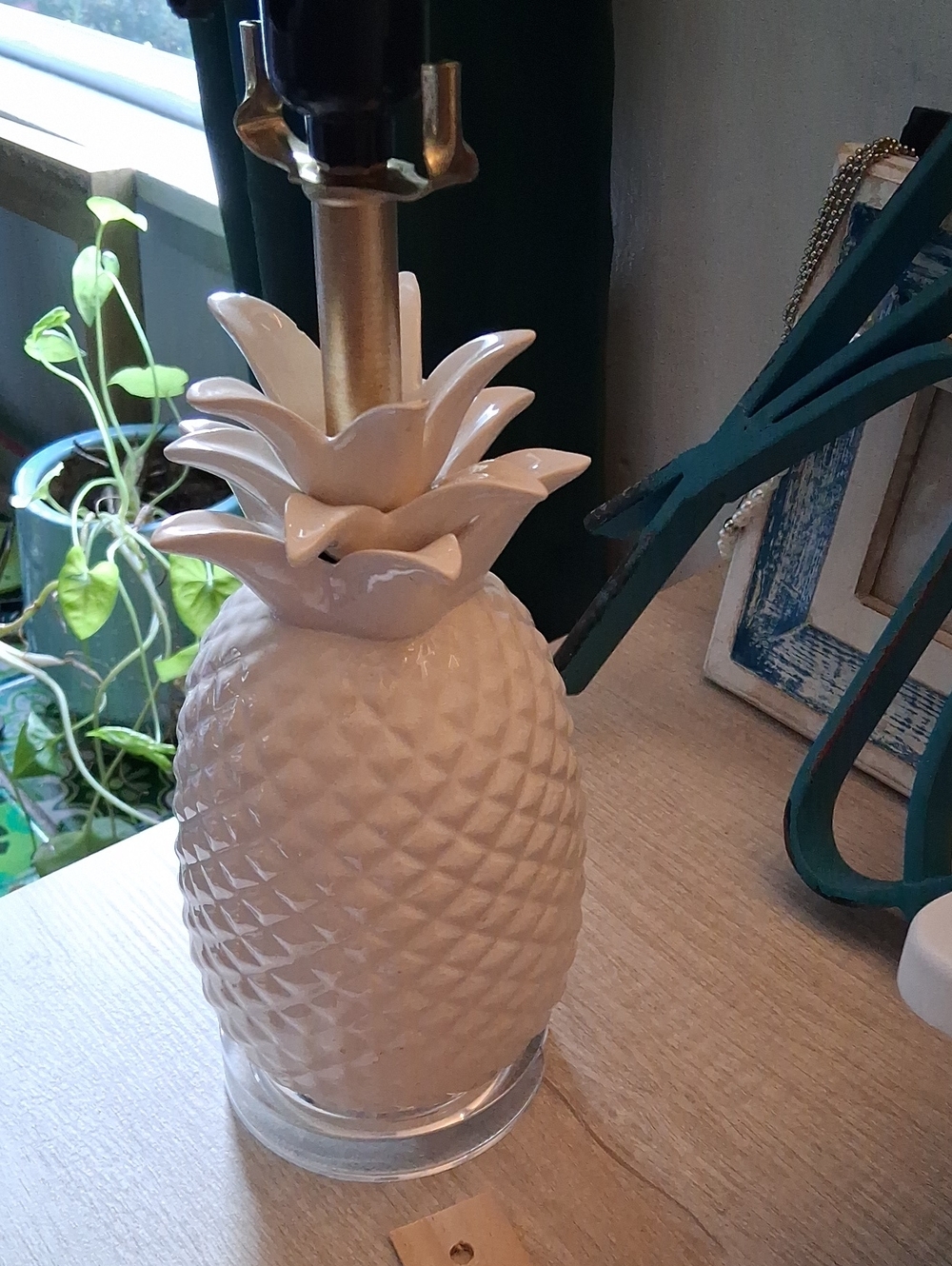 White Ceramic Pineapple Table Lamp by